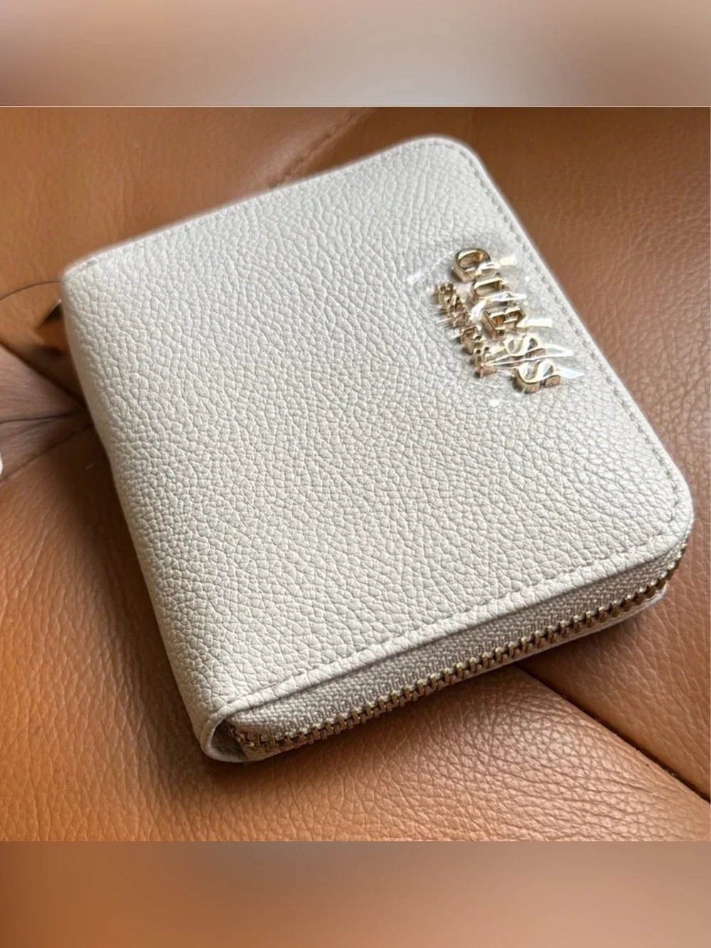 NWT - GUESS White leather Women's Wallet with gold hardware